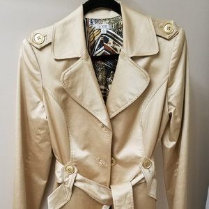 Cache trench coat